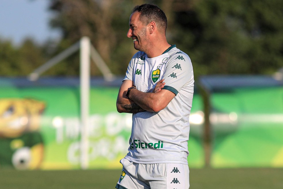 Petit comanda o último treino do Cuiabá antes da partida contra o Goiás — Foto: AssCom Dourado