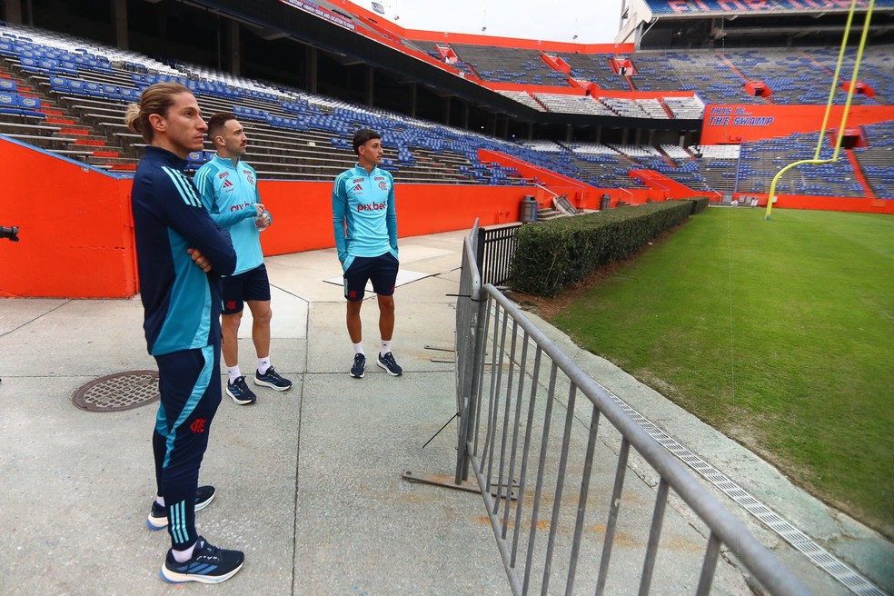 Filipe Luís, Léo Ortiz e João Victor antes do treino do Flamengo