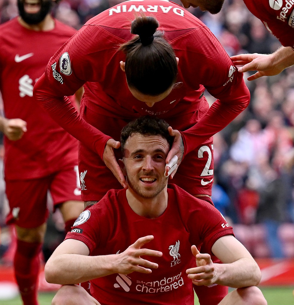 Diogo Jota celebra gol como se estivesse jogando videogame — Foto: Andrew Powell/Liverpool FC via Getty Images