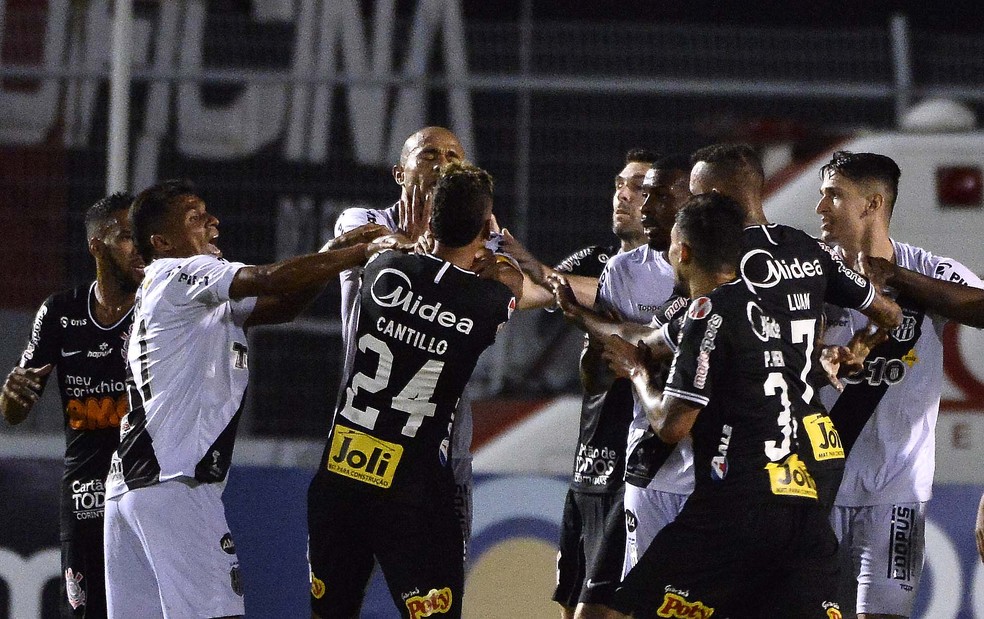 Corinthians tem enfrentado problemas diante da Ponte Preta em Campinas — Foto: Marcos Ribolli