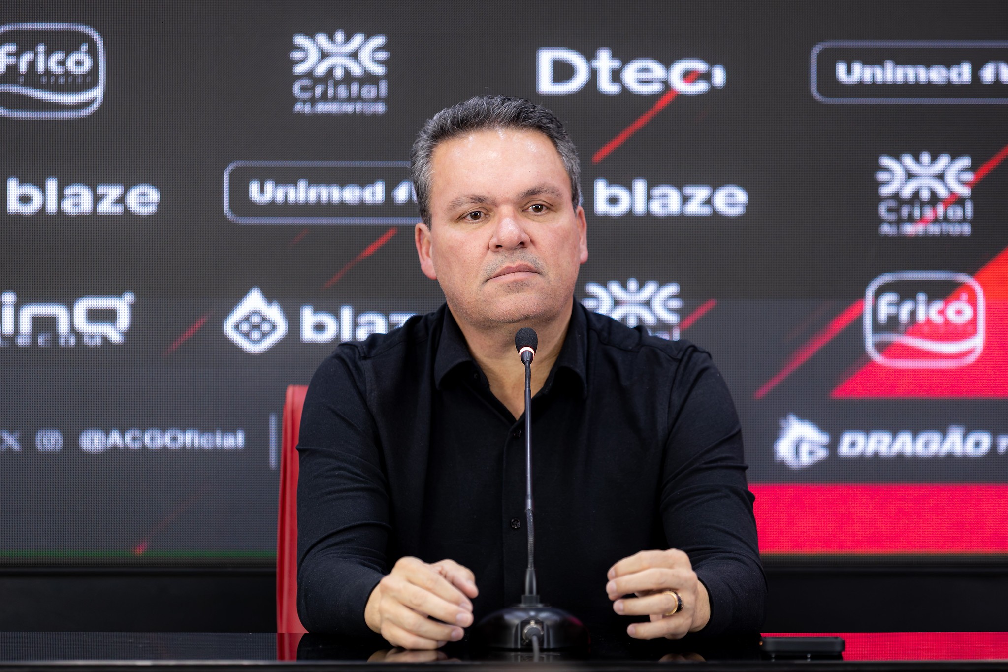 Adson Batista elogia Vila Nova e diz que Atlético-GO está "devendo" nos clássicos