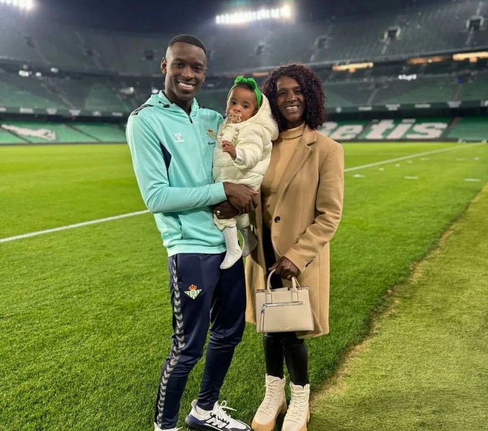 Luiz ao lado da mão Luciele com a filha, em Sevilla — Foto: Arquivo pessoal