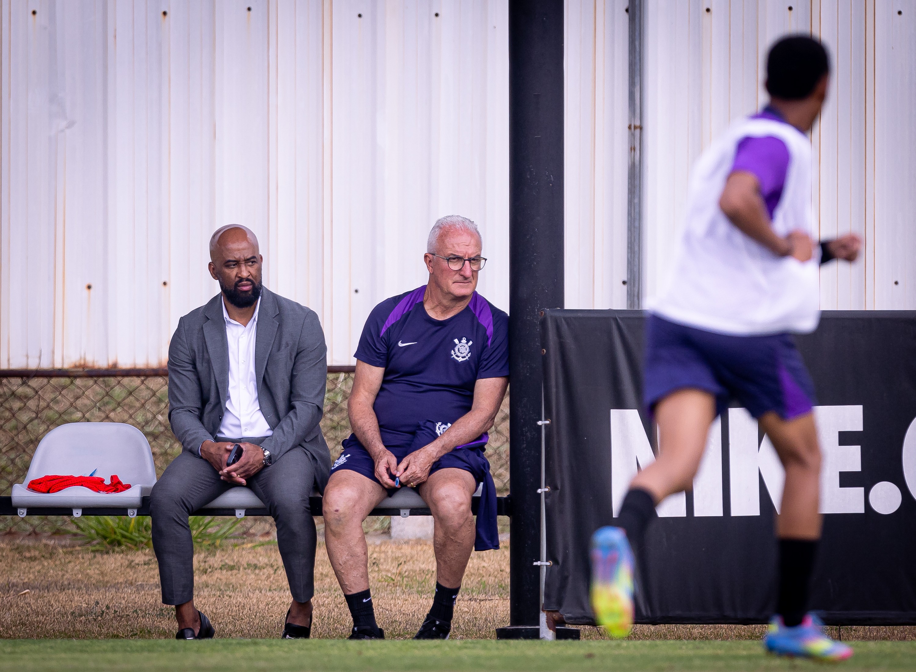 Dorival Júnior e Fabinho Soldado assistem a treino do time sub-20 do Corinthians