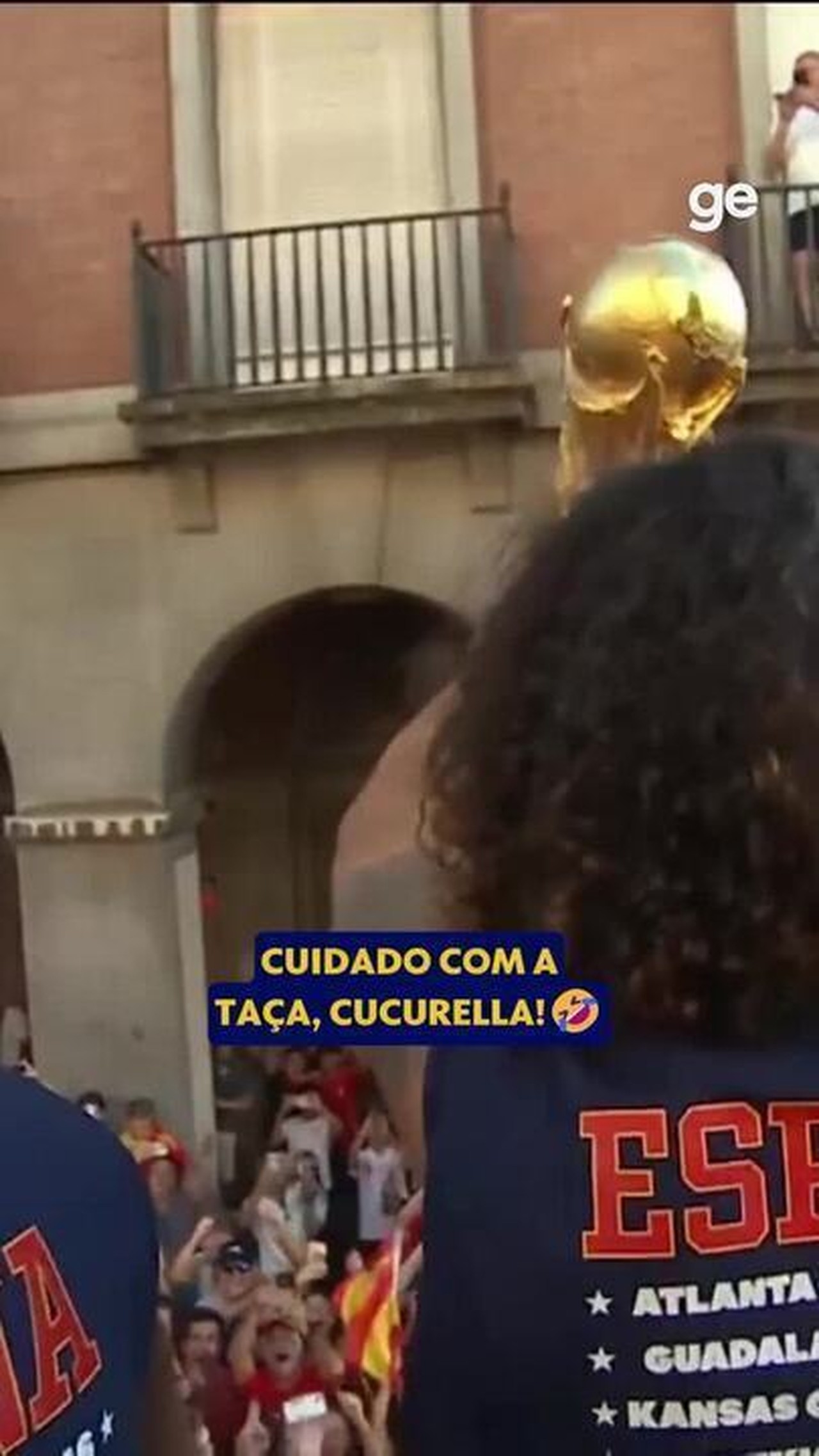 Cucurella cumpre promessa e revela tatuagem que fará do rosto de Luís de La Fuente