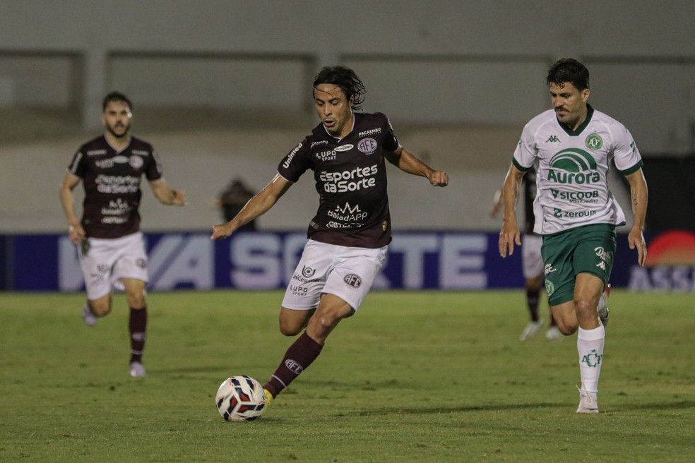 Ricardinho, volante da Ferroviária em jogo na Série B 2025