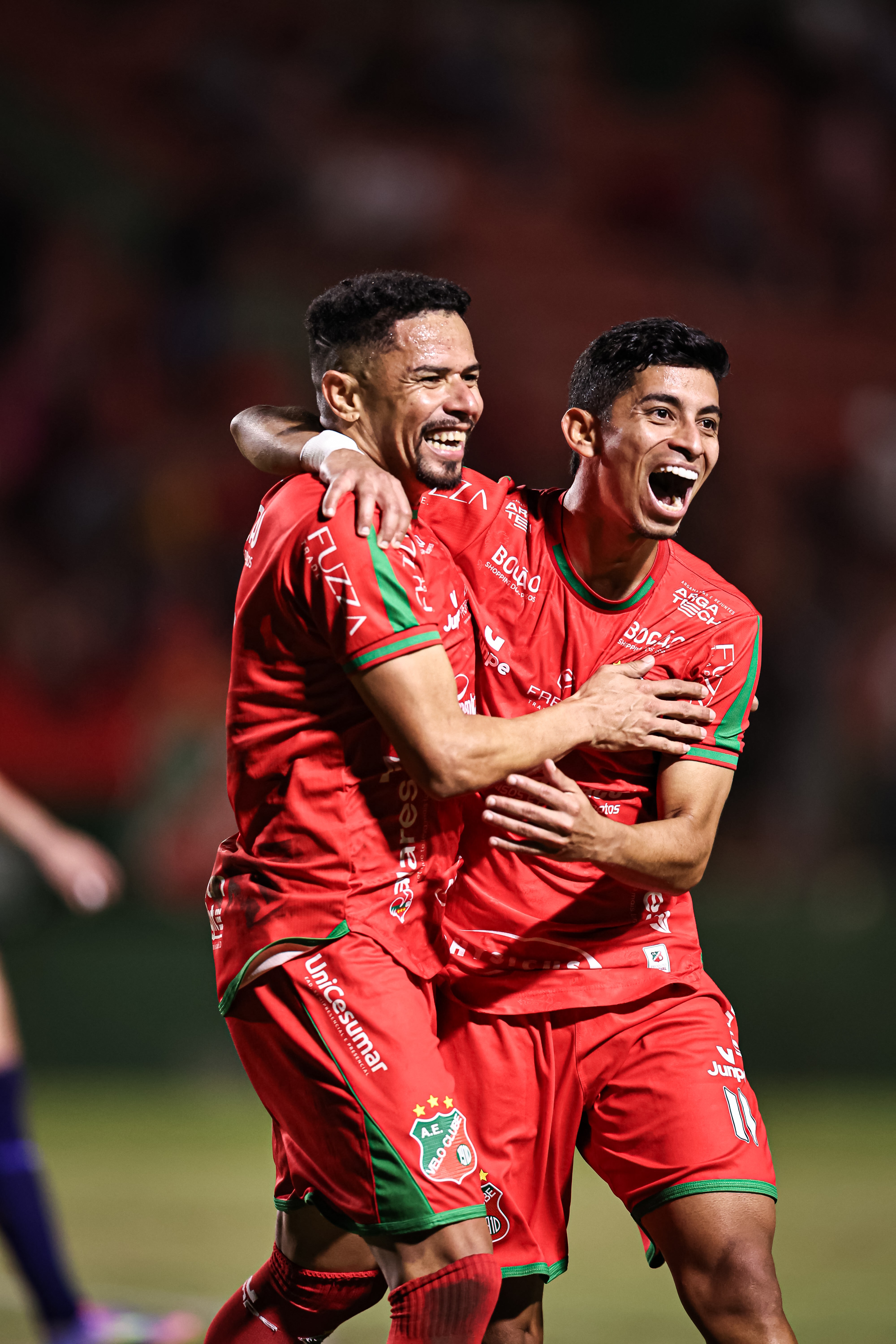 Em noite de golaços, Velo Clube vence duelo direto com Maricá e avança na Série D