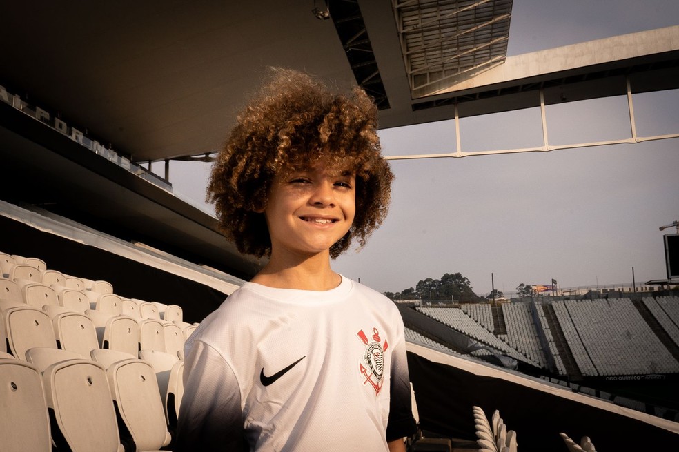 Flora posa com a camisa do Corinthians na Neo Química Arena — Foto: Gabriel Possa/4Content