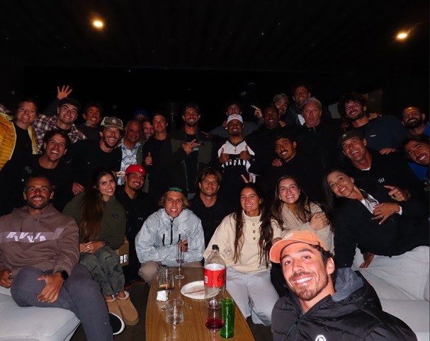 Surfistas brasileiros comemoram aniversário de Yago Dora em etapa da WSL; veja vídeo e fotos