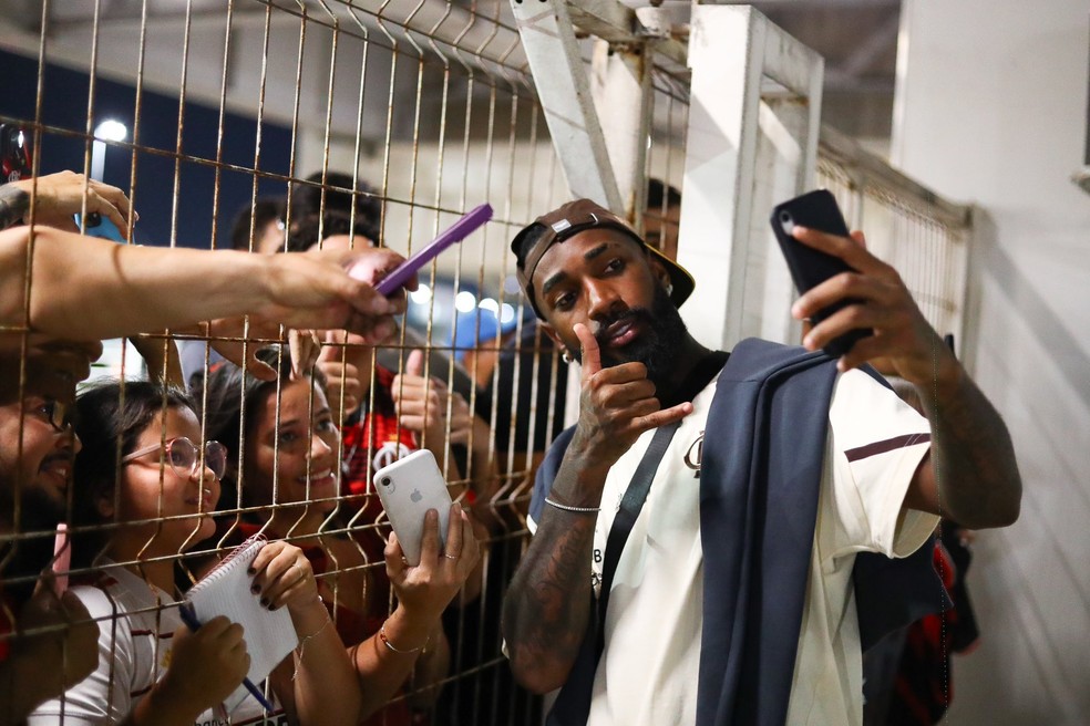 Gerson dá carinho aos fãs na chegada do Flamengo em Fortaleza — Foto: Gilvan de Souza/Flamengo