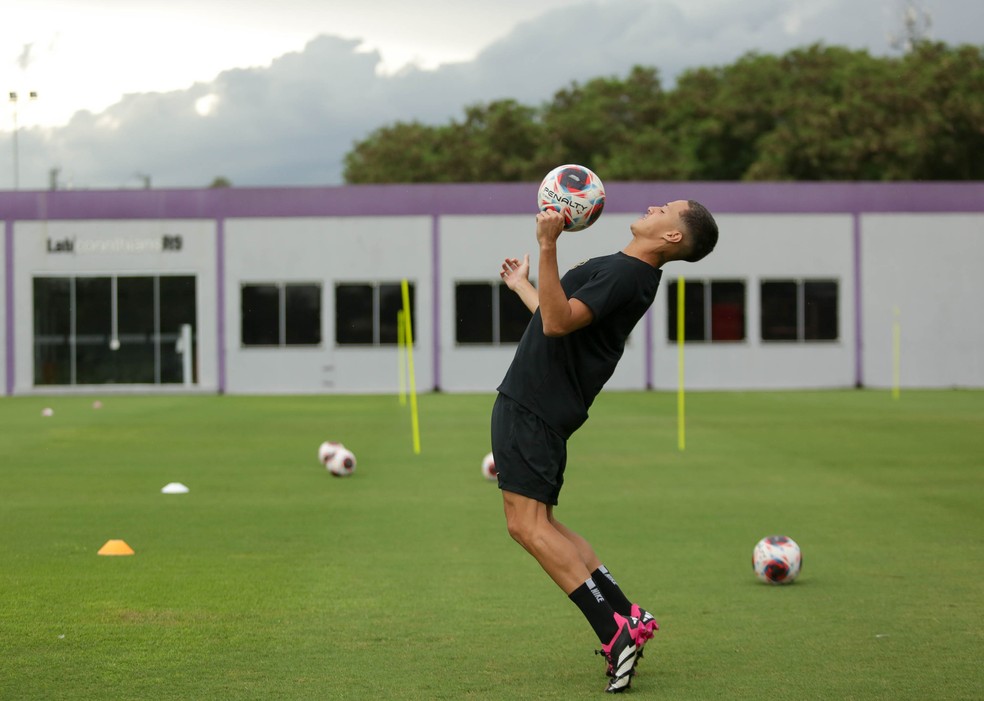 Matheus Araújo em treino do Corinthians — Foto: Rodrigo Coca/Ag. Corinthians