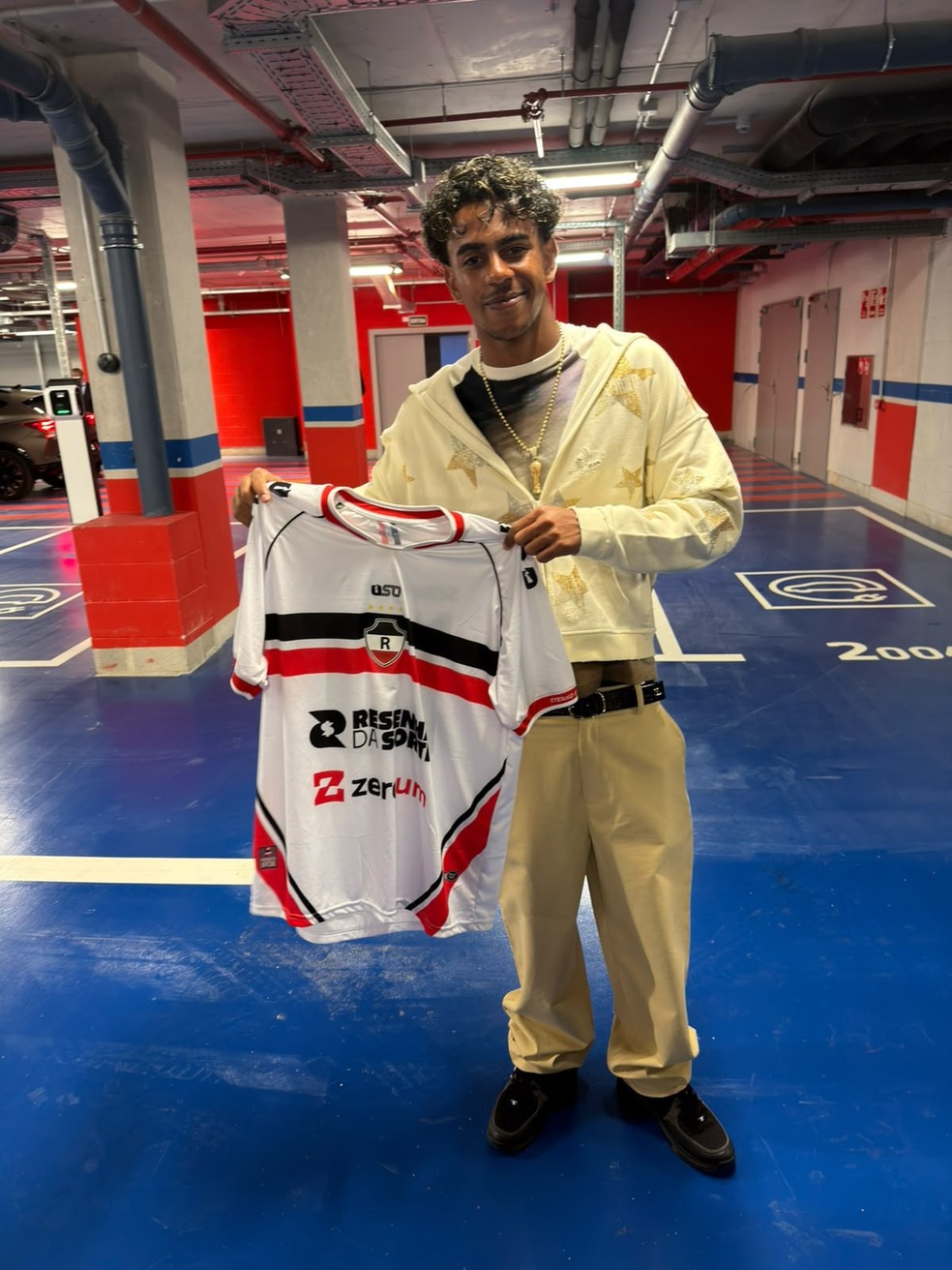 Rolê aleatório? Yamal posa com camisa do River-PI depois de goleada do Barcelona — Foto: Daniel Trajano