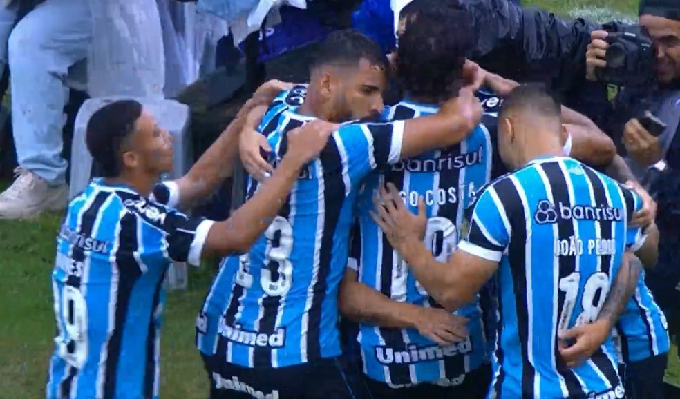 Cristaldo abre o placar para o Grêmio no Centenário — Foto: Reprodução/Premiere