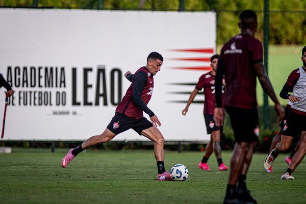 Gabriel Baralhas em treino com uniforme do Vitória
