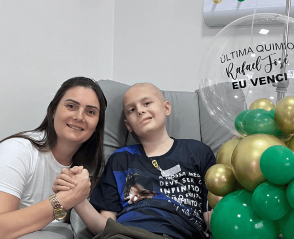 Rafael José e sua mãe Daniela Rodrigues, na última sessão de quimio — Foto: Reprodução/Instagram