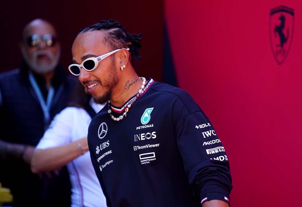 Lewis Hamilton passando por boxes da Ferrari no GP da Emilia-Romagna — Foto: David Davies/PA Images via Getty Images
