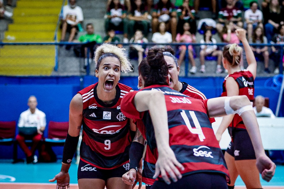 Sabrina comemora ponto em partida contra o Fluminense pela Superliga — Foto: Vitória Antunes