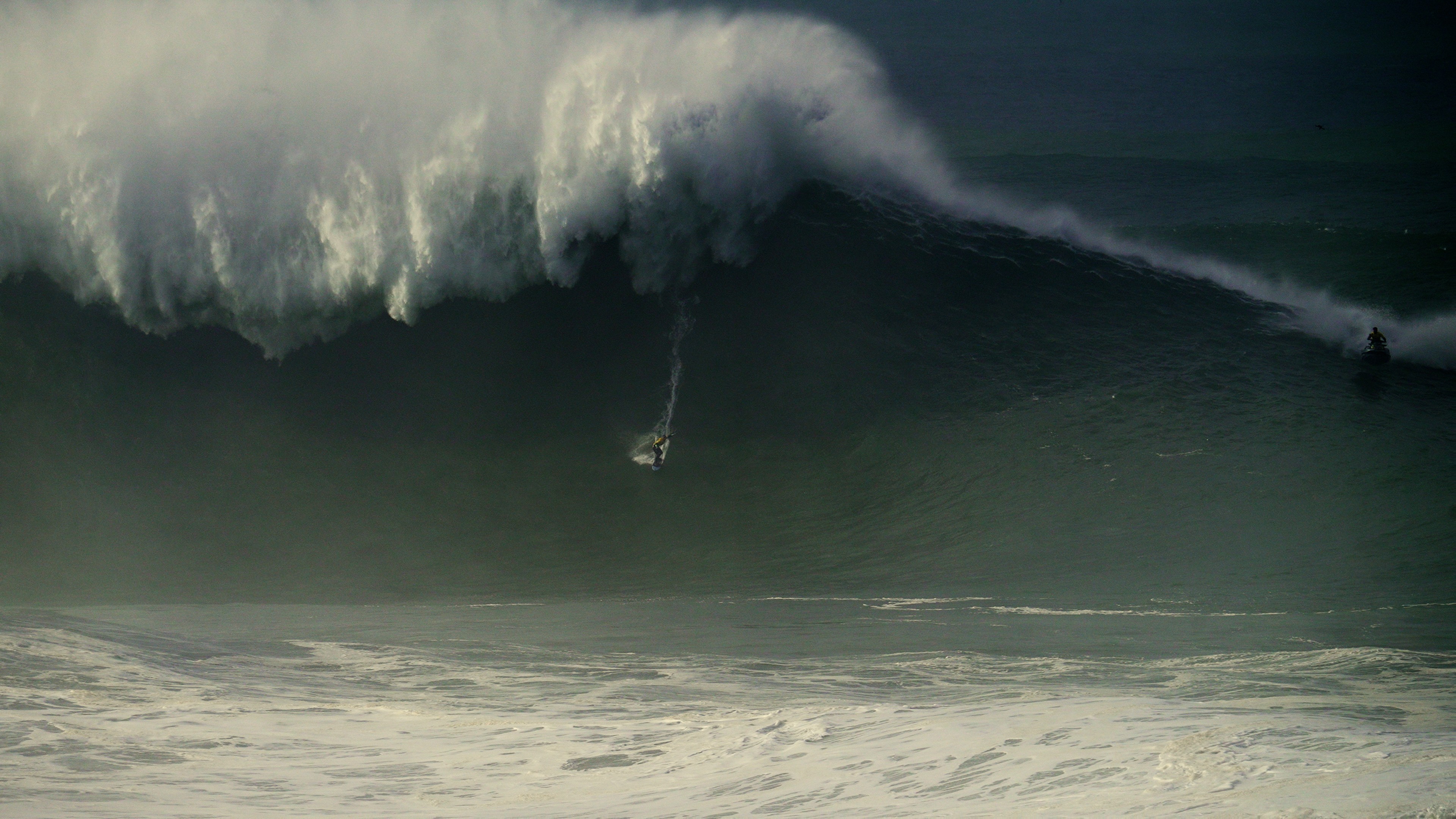 Michelle des Bouillons aciona Guinness para ter recorde de maior onda surfada por uma mulher