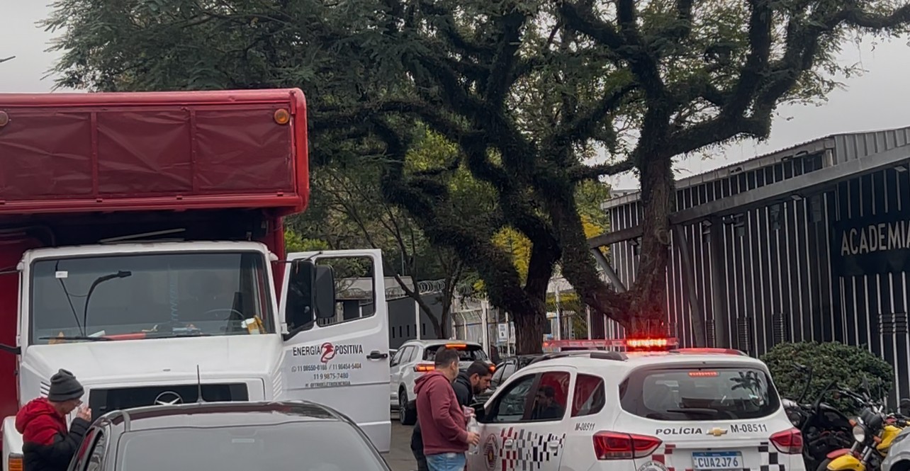 Caminhão de Som Toca Hinos de Outros Clubes e Sofre Ataque de Torcedores do Corinthians