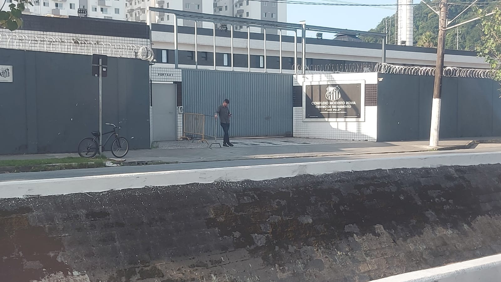 Lideranças de torcida organizada do Santos se reúnem com Cuca no CT | Ge