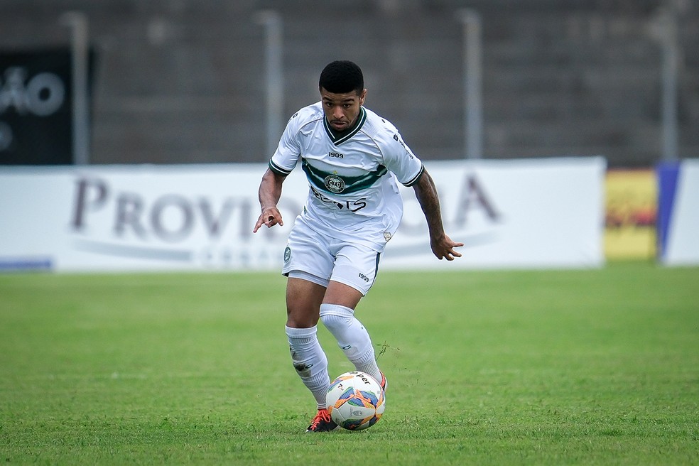 REFORÇO DE PESO? Palmeiras disputa contratação de joia do Coritiba com clubes da Série A e da Europa