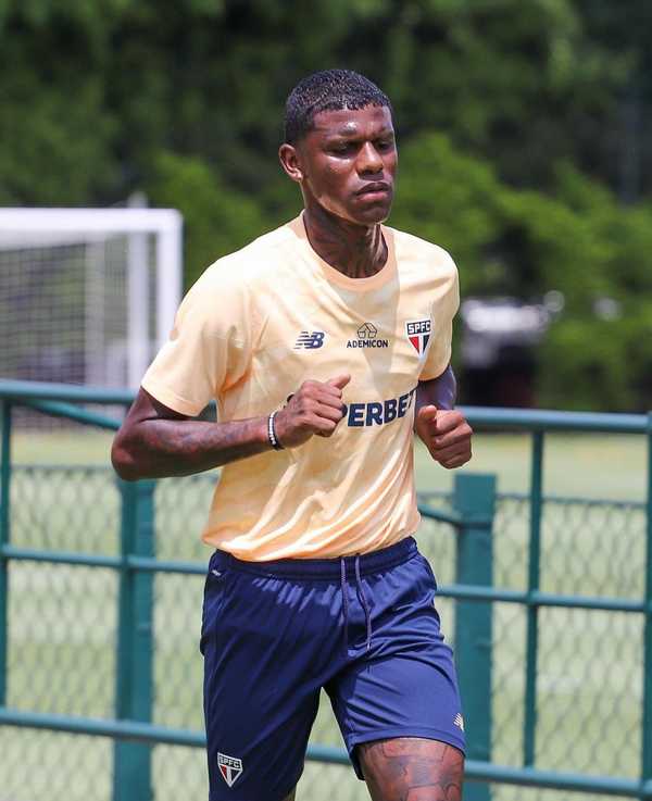 São Paulo assumirá dívidas pessoais de Arboleda em renovação de contrato.