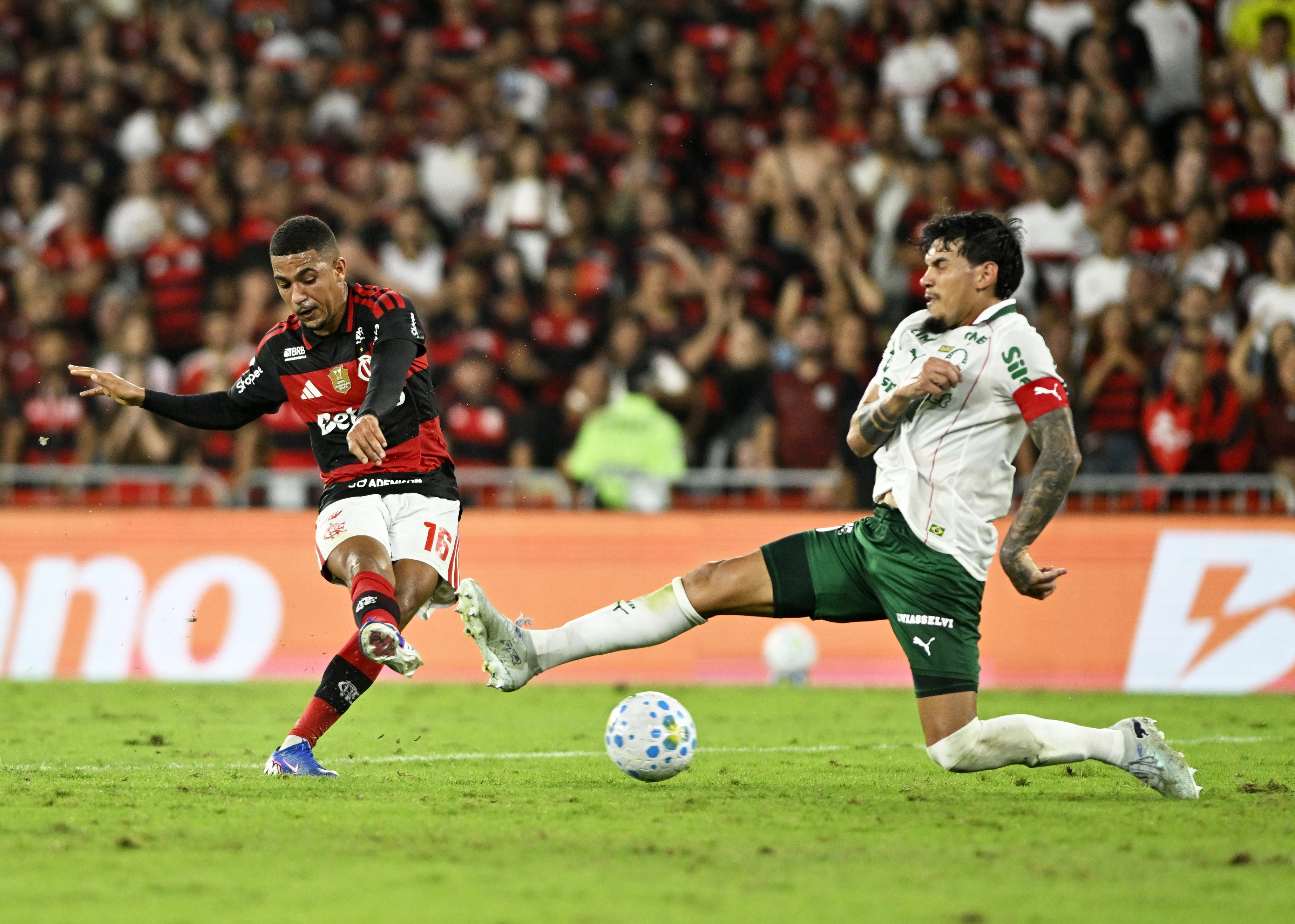 ACIRROU A BRIGA! Tropeços do Palmeiras cedem espaço para Flamengo na corrida pelo título do Brasileiro