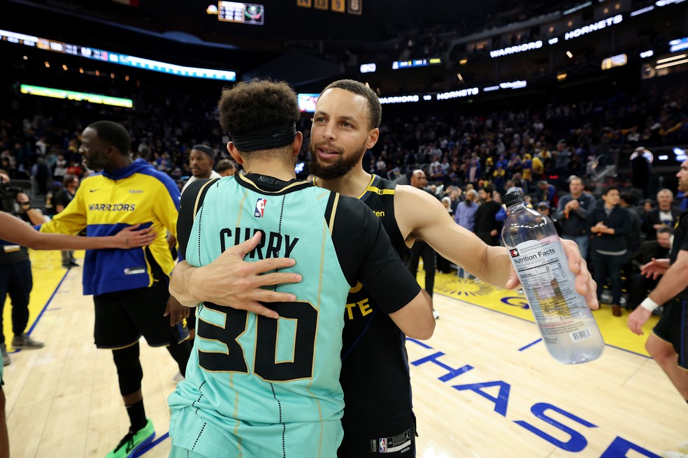 Stephen Curry, nº 30 do Golden State Warriors, abraça seu irmão, Seth Curry, nº 30 do Charlotte Hornets, após a partida no Chase Center — Foto: Getty Images