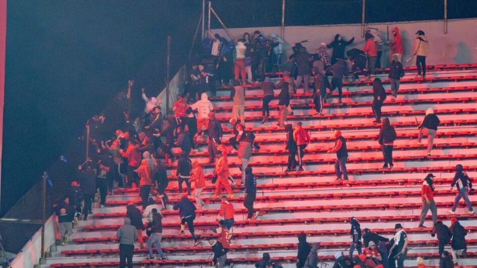 Briga entre os torcedores de Independiente e Universidad de Chile — Foto: Lucas Gabriel Cardoso/Acervo pessoal