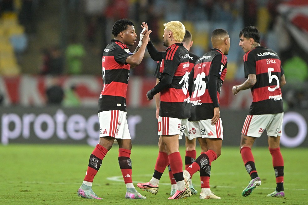 PLata, Arrascaeta, Samuel Lino e Pulgar comemoram vitFlamengo — Foto: Thiago Ribeiro/AGIF