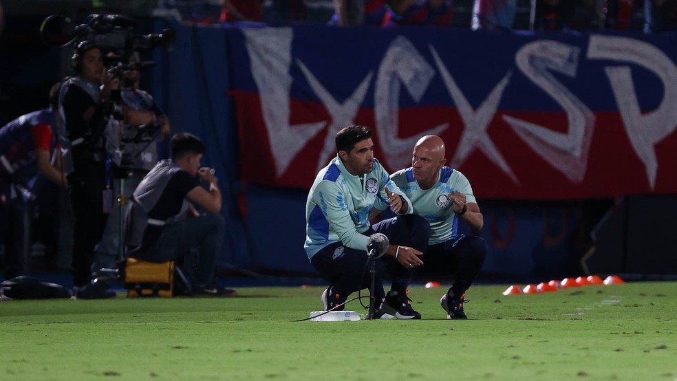 Abel Ferreira e Vitor Castanheira, auxiliar, em Cerro Porte&ntilde;o 0 x 3 Palmeiras, na Libertadores &mdash; Foto: Cesar Greco/Palmeiras