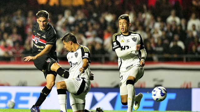 Gol de Pablo Maia, do São Paulo, contra o Atlético-MG