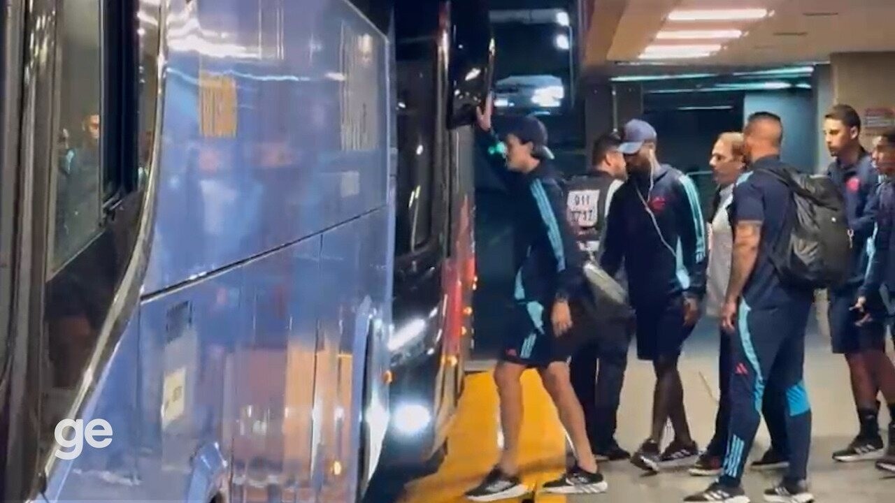 Flamengo desembarca no Rio de Janeiro com Gerson mancando; veja vídeo