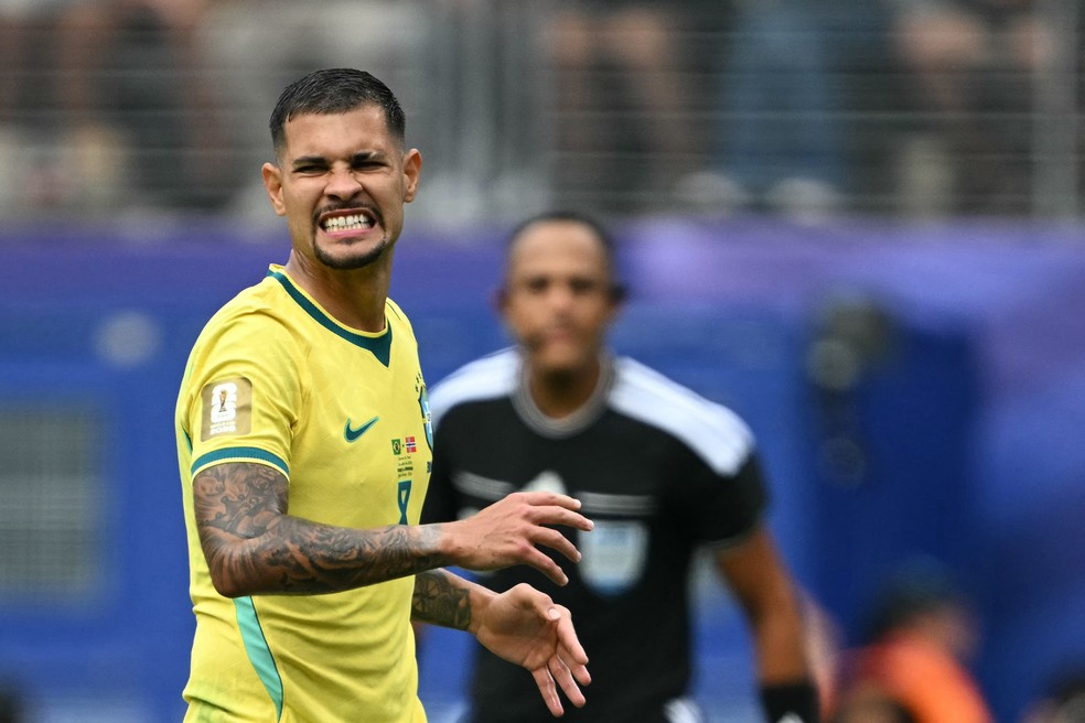 Bruno Guimarães lamenta pênalti