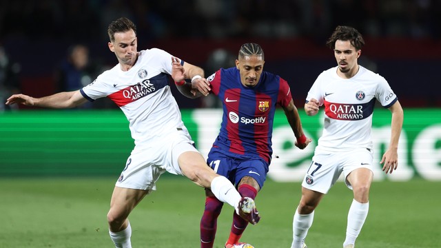 Fabián Ruiz, Raphinha e Vitinha dividem a bola em Barcelona x PSG