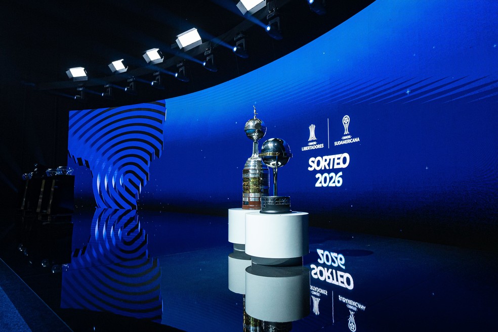Troféus taças da Libertadores e da Sul-Americana, para o sorteio dos confrontos da fase prévia — Foto: Staff Images/Conmebol