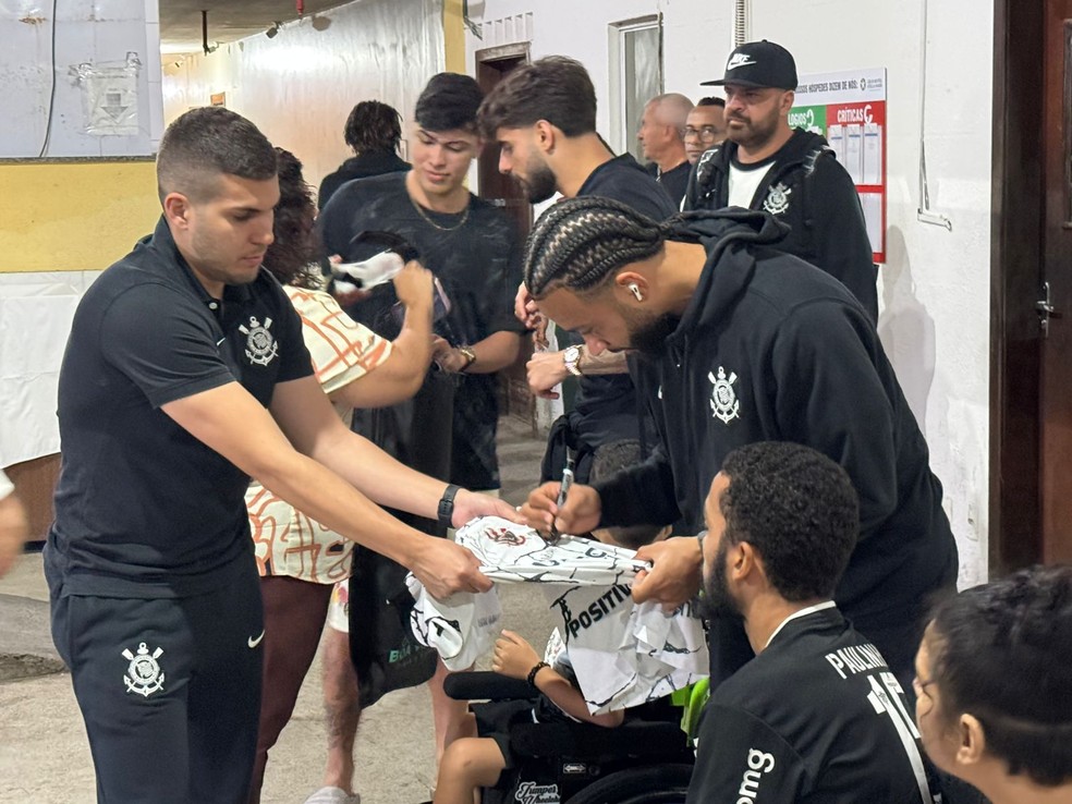 Jogadores do Corinthians na chegada da delegação a Salvador — Foto: Emilio Botta