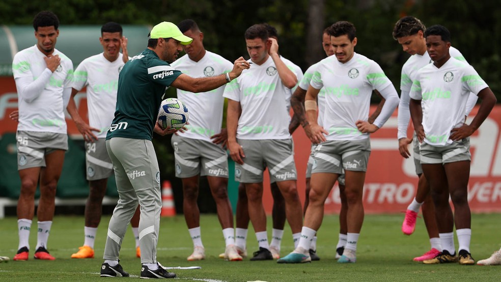 Abel Ferreira conversa com o elenco durante treino do Palmeiras — Foto: Cesar Greco