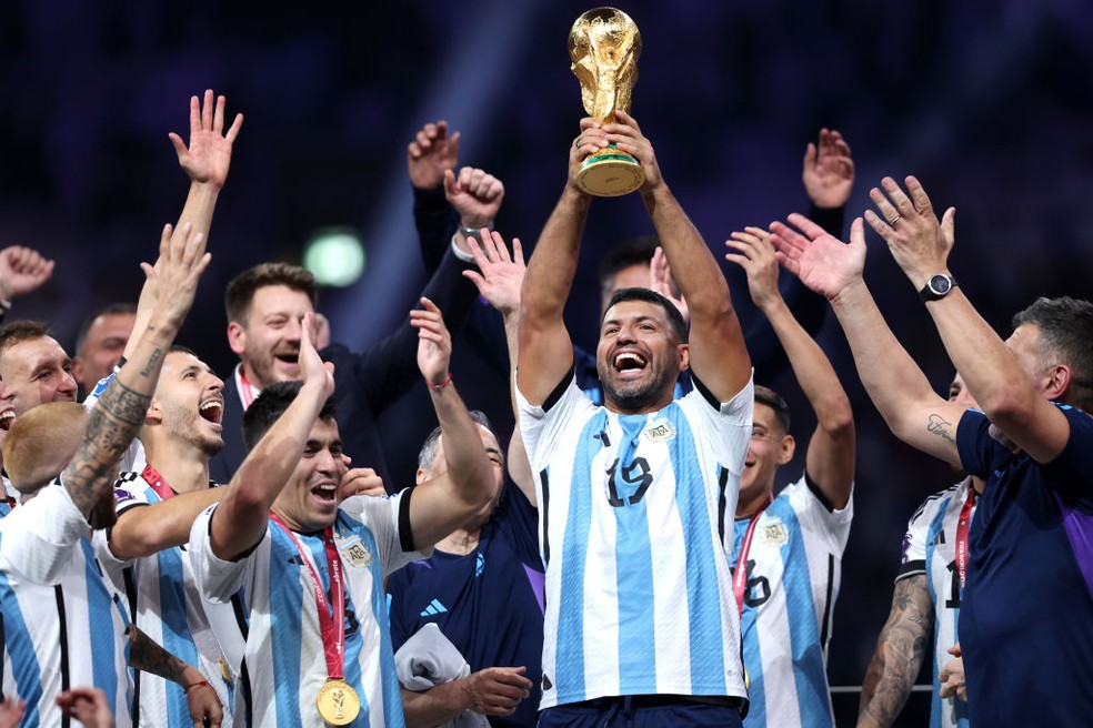 Agüero levanta a taça com a equipe da Argentina — tabu histórico