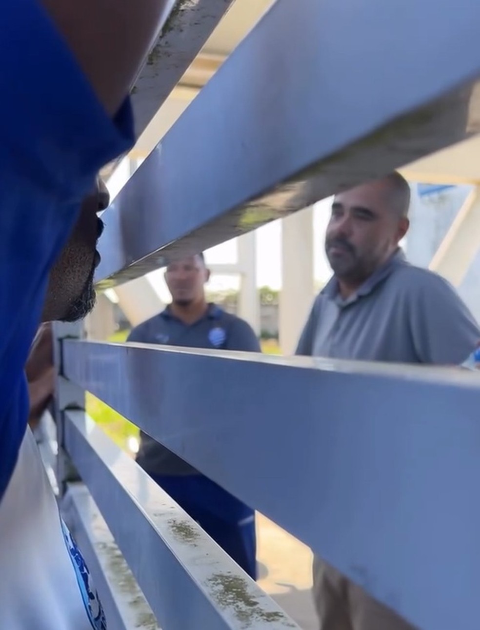 Bonatelli conversa com torcedores do CSA durante protesto — Foto: Reprodução