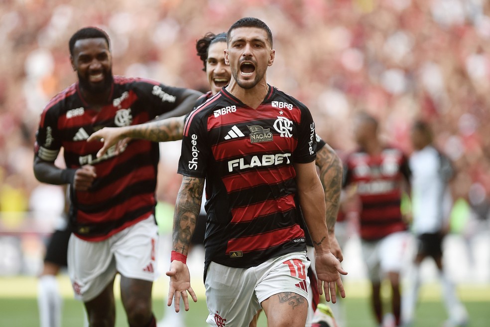 Arrascaeta gol Flamengo x Corinthians — Foto: André Durão/ge