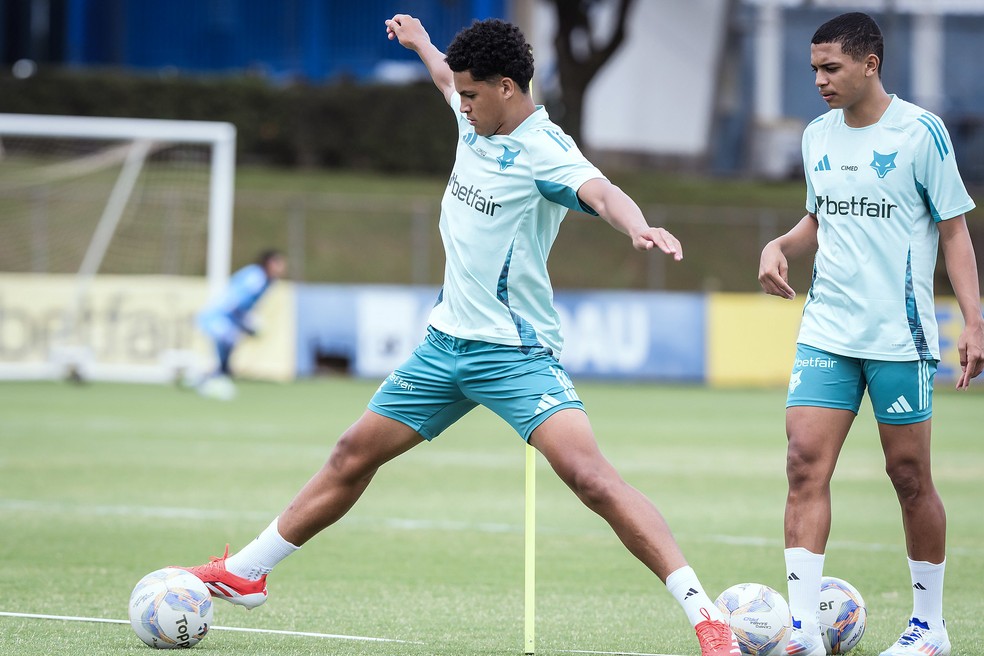 Gabriel Pae, à direita, em treino do Cruzeiro — Foto: Gustavo Aleixo/ Cruzeiro