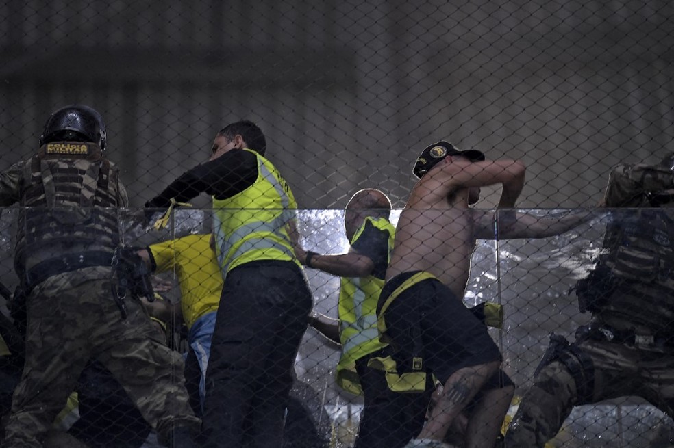 Confus&atilde;o entre torcida, seguran&ccedil;as e PM durante Atl&eacute;tico-MG x Pe&ntilde;atol &mdash; Foto: Douglas Magno/ AFP