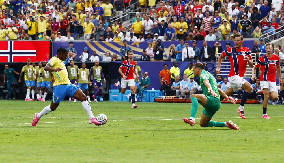 Endrick erra gol na cara de Nyland — Foto: Jeenah Moon/Reuters