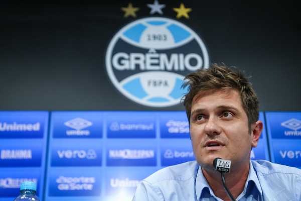 Vice de futebol do Grêmio fala sobre reforços e critica FGF