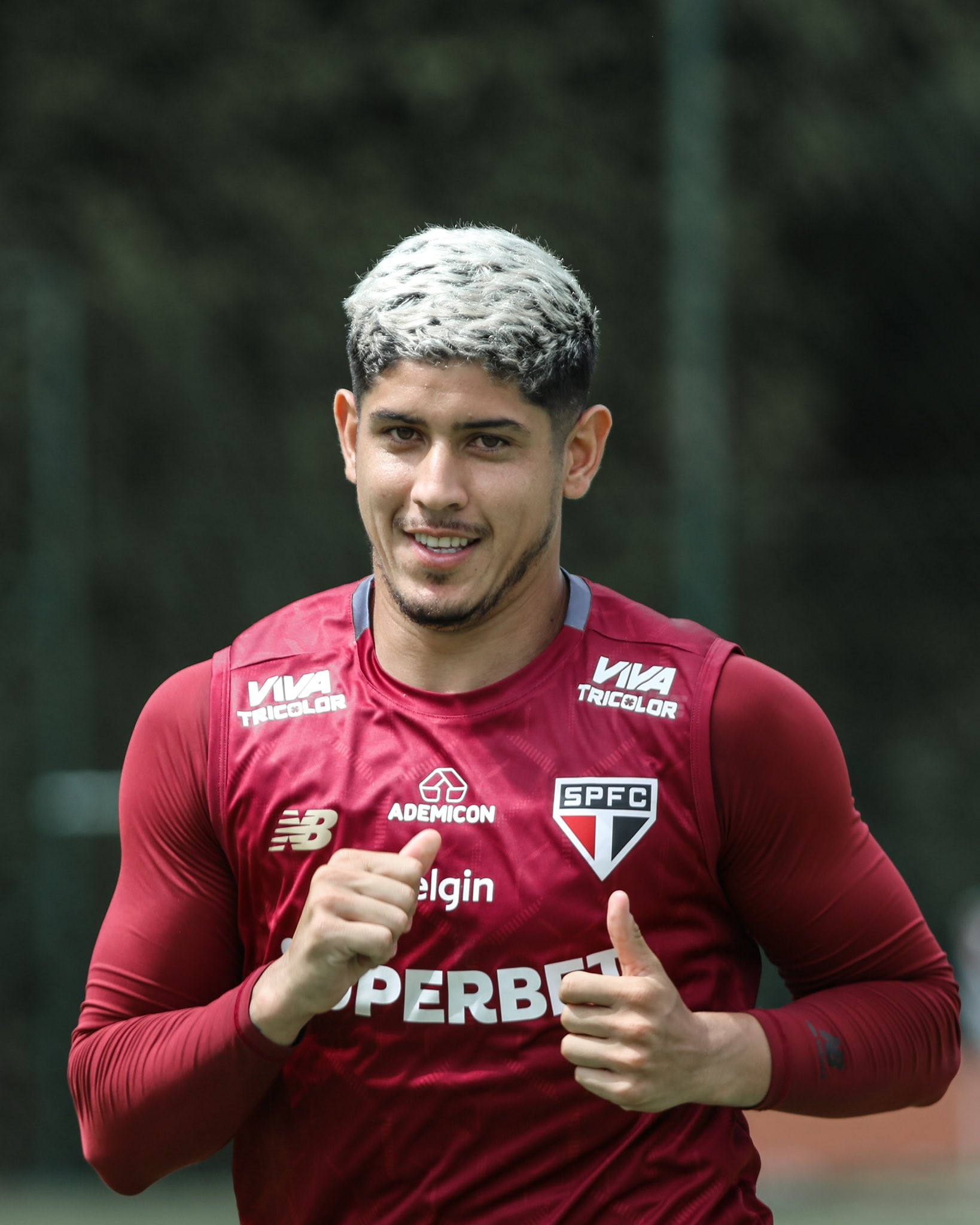 Alan Franco treina no campo enquanto Lucas Moura continua tratamento no CT