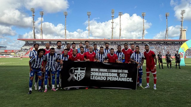 Jogadores de CSA e CRB prestam homenagem a Joba 