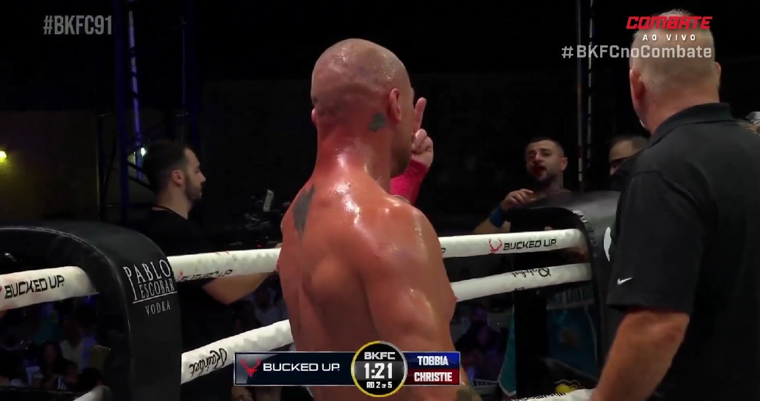 Lorenzo Hunt nocauteia no quarto round e conquista cinturão peso-ferro | Ge