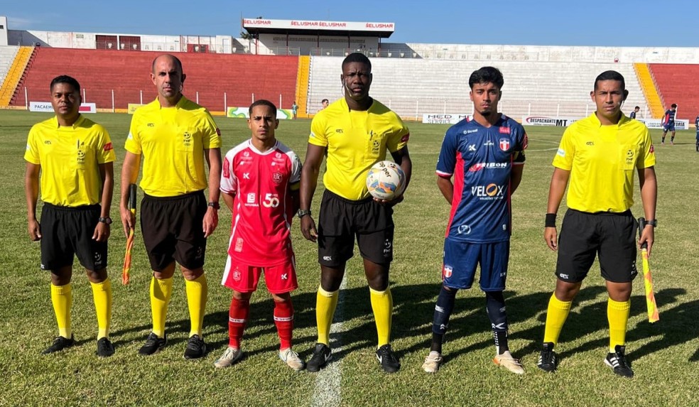 Arbitragem de Mato Grosso no estadual Sub-20 — Foto: Divulgação FMF