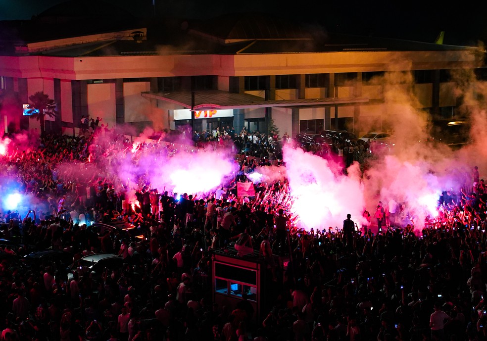 Muitos sinalizadores na festa por Salah em Trebizonda — Foto: Divulgação/Trabzonspor
