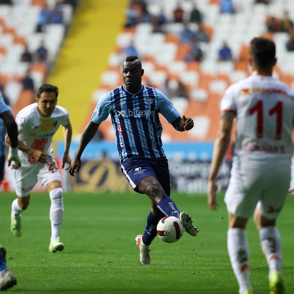 Balotelli no Adana Demirspor — Foto: Divulgação / Adana Demirspor